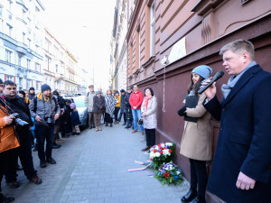 Věře Kohnové odhalili pamětní desku, dívka je díky deníku přirovnávána k plzeňské Anně Frankové