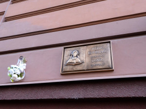 Věře Kohnové odhalili pamětní desku, dívka je díky deníku přirovnávána k plzeňské Anně Frankové