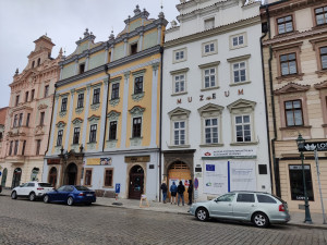 K zemi hleď! Z nádvoří Národopisného muzea Plzeňska brzy dohlédnete až do historického podzemí