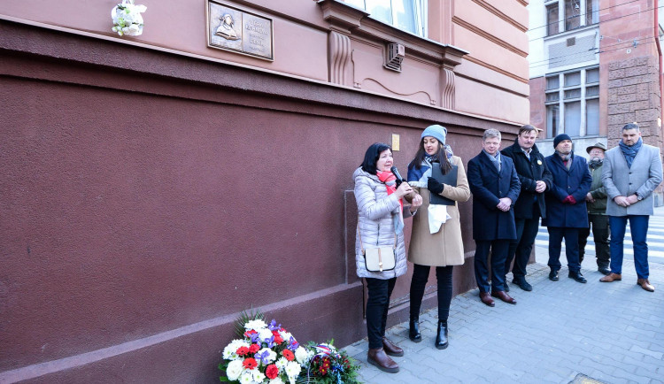 Věře Kohnové odhalili pamětní desku, dívka je díky deníku přirovnávána k plzeňské Anně Frankové
