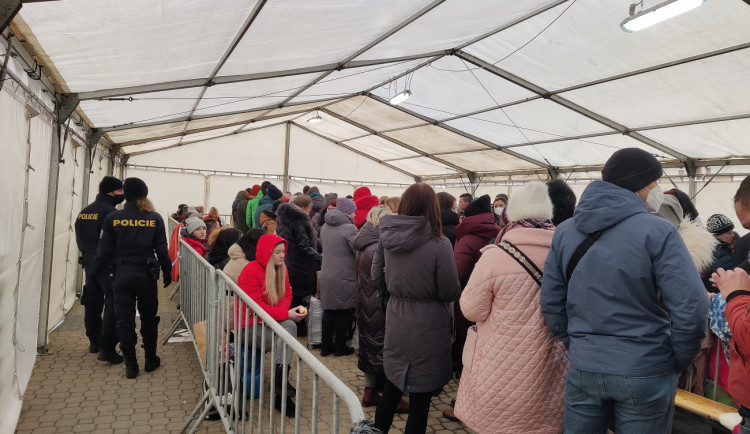 Plzeňské krajské centrum dosud registrovalo 1877 uprchlíků, čekat mohou ve vytápěných stanech