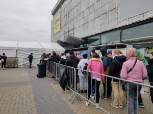 Válečným uprchlíkům pomáhají desítky dobrovolníků, vaří jim polévku i shání materiální pomoc