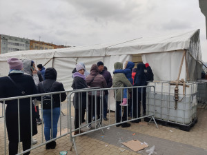 Válečným uprchlíkům pomáhají desítky dobrovolníků, vaří jim polévku i shání materiální pomoc