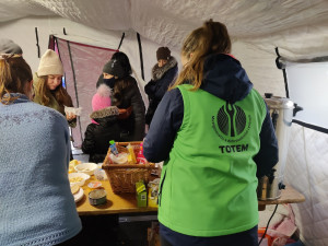 Válečným uprchlíkům pomáhají desítky dobrovolníků, vaří jim polévku i shání materiální pomoc