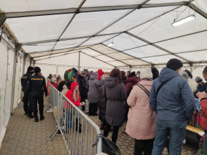 Válečným uprchlíkům pomáhají desítky dobrovolníků, vaří jim polévku i shání materiální pomoc