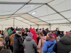 Válečným uprchlíkům pomáhají desítky dobrovolníků, vaří jim polévku i shání materiální pomoc