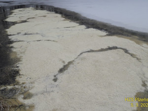 Z proražené plastové nádrže vyteklo spořivému řidiči téměř 2000 litrů nafty, způsobil ekologickou havárii