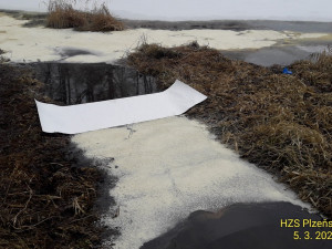 Z proražené plastové nádrže vyteklo spořivému řidiči téměř 2000 litrů nafty, způsobil ekologickou havárii