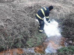 Z proražené plastové nádrže vyteklo spořivému řidiči téměř 2000 litrů nafty, způsobil ekologickou havárii