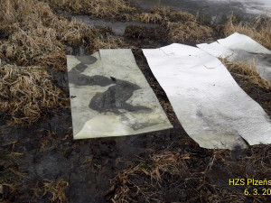 Z proražené plastové nádrže vyteklo spořivému řidiči téměř 2000 litrů nafty, způsobil ekologickou havárii