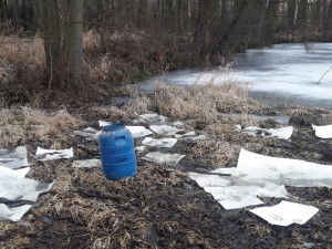 Z proražené plastové nádrže vyteklo spořivému řidiči téměř 2000 litrů nafty, způsobil ekologickou havárii