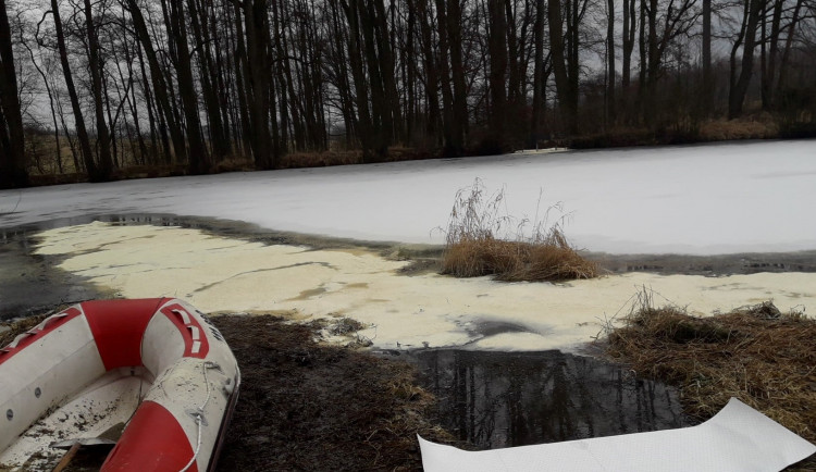 Z proražené plastové nádrže vyteklo spořivému řidiči téměř 2000 litrů nafty, způsobil ekologickou havárii