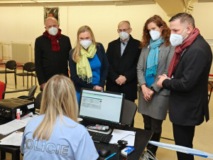 Centrum pomoci Ukrajině v Plzni navštívila zástupkyně amerického velvyslance v ČR Jennifer Bachusová