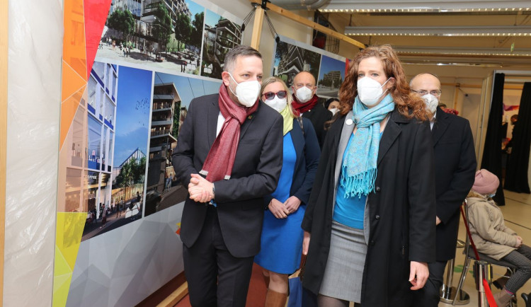 Krajské asistenční centrum pomoci Ukrajině (KACPU) v centru Plzně navštívila v úterý zástupkyně amerického velvyslance v Praze Chargé d´Affairs Jennifer Bachusová v doprovodu hejtmana Rudolfa Špotáka