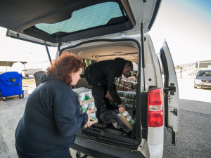 Chovatelé psů vypravili na Ukrajinu konvoj s krmením. Humanitární pomoc komplikovali ukrajinští celníci