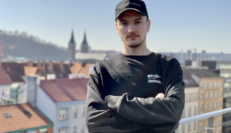 Existují i normální Rusové, člověk musí být dobrým příkladem, říká Kirill, který v Praze žije deset let