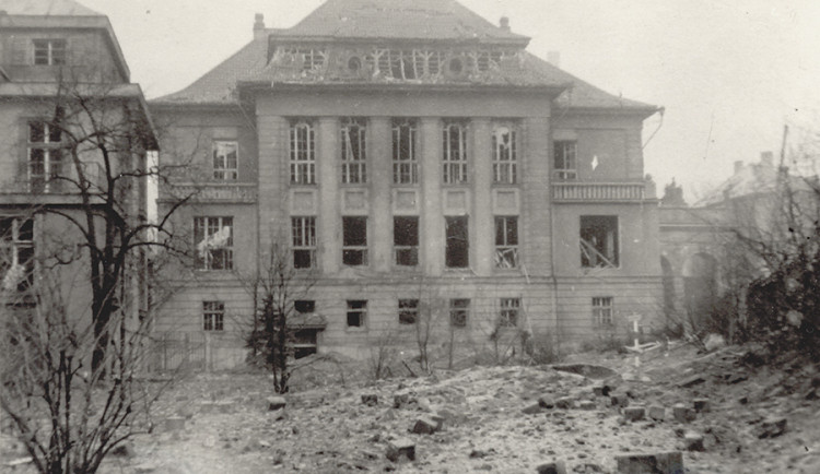 U Prazdroje 2496 (Správní budova po poškození bombardováním), 1945, Zdroj: Archiv společnosti Plzeňský Prazdroj