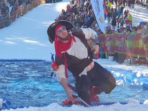Po třech letech se na Špičák vrátila slavná jízda louží, přilákala desítky otužilců i stovky diváků
