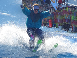 Po třech letech se na Špičák vrátila slavná jízda louží, přilákala desítky otužilců i stovky diváků