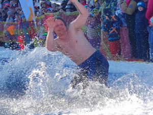 Po třech letech se na Špičák vrátila slavná jízda louží, přilákala desítky otužilců i stovky diváků