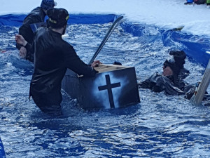 Po třech letech se na Špičák vrátila slavná jízda louží, přilákala desítky otužilců i stovky diváků