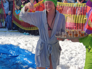 Po třech letech se na Špičák vrátila slavná jízda louží, přilákala desítky otužilců i stovky diváků