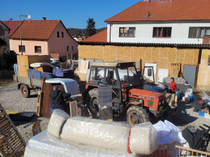 Práce na úpravě domku v Plasích