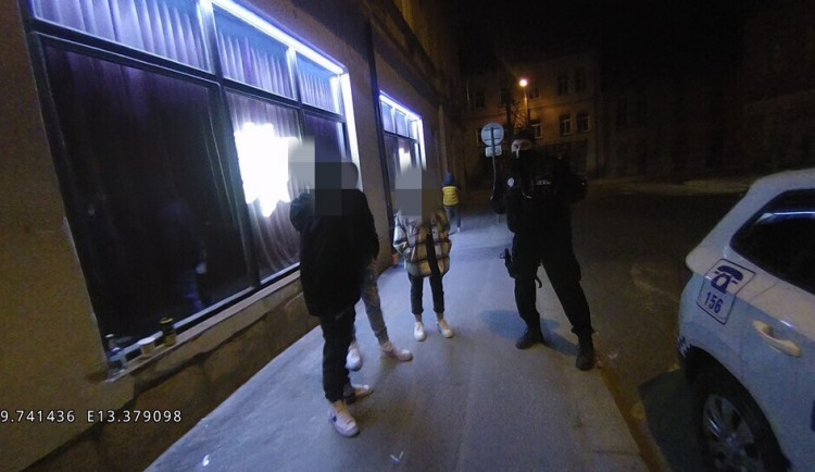 Teprve čtrnáctileté děti popíjely v hudebním klubu, situaci musela vyřešit policie