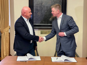 Primátor Plzně Pavel Šindelář s Milanem Liškou při podpisu smlouvy na projekt vody pro Velký Bolevecký rybník