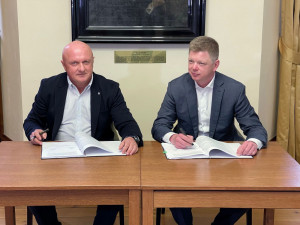 Primátor Plzně Pavel Šindelář s Milanem Liškou při podpisu smlouvy na projekt vody pro Velký Bolevecký rybník