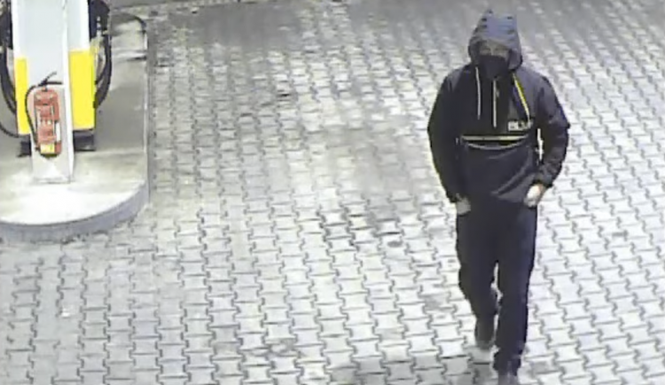 Muž s pistolí v ruce se marně dobýval na čerpací stanici, policie pátrá po jeho totožnosti