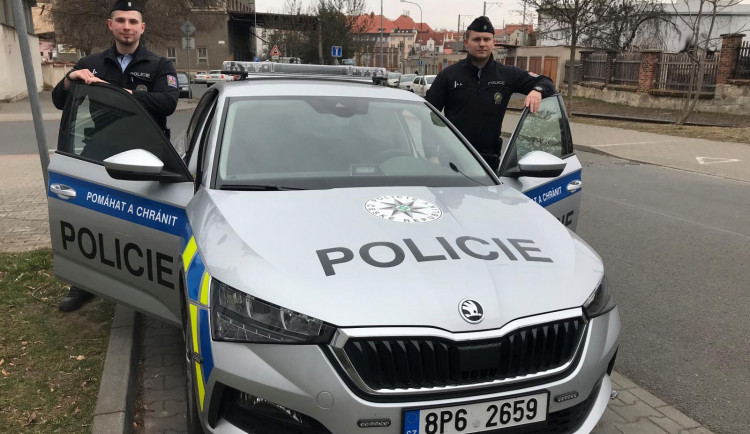 Policisté zachránili ženě život