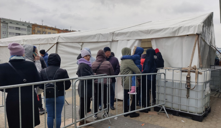 Uprchlíci z Ukrajiny čekají na registraci před plzeňským centrem  KACPU