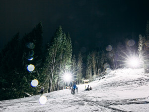 Většina vleků v západočeské části Šumavy je stále v provozu, Špičák láká na poslední večerní lyžování