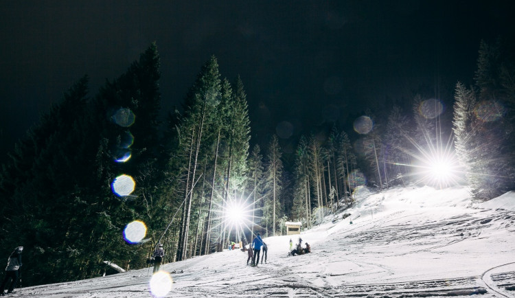 Většina vleků na západní Šumavě je stále v provozu, Špičák láká na poslední večerní lyžování