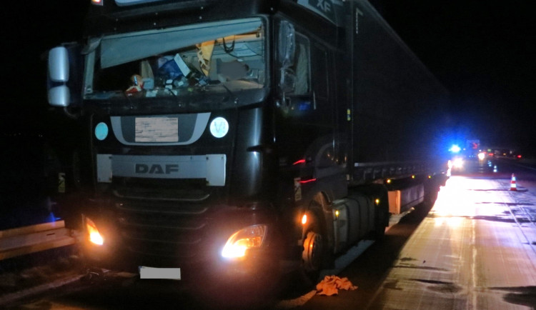 Uvnitř kabiny tohoto kamionu byli dva totálně opilí cizinci, policisté neví, který z nich vozidlo řídil