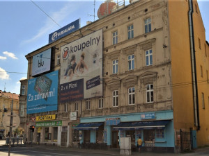 Plzeň chce vylepšit označení provozoven v centru a snížit vizuální smog, plachty z domů zatím nezmizí