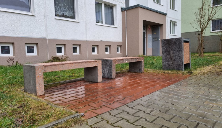 Nové lavičky z recyklované stavební a demoliční suti testuje první plzeňský městský obvod