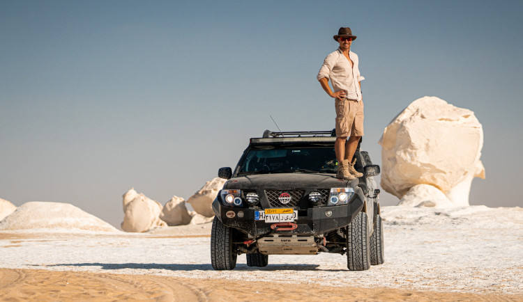 Tomáš Vaňourek s expedičním vozidlem v Bílé poušti