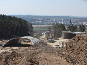 Náročné budování Západního okruhu Plzně za 2,2 miliardy běží podle plánu, stavba nenabírá zpoždění