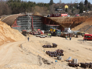 Náročné budování Západního okruhu Plzně za 2,2 miliardy běží podle plánu, stavba nenabírá zpoždění