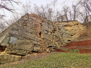 Lidem se uzavřela část Lobezského parku, město pracuje na zajištění stability pískovcové skály