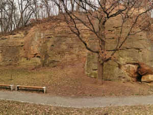 Lidem se uzavřela část Lobezského parku, město pracuje na zajištění stability pískovcové skály