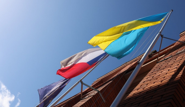 Na budově Krajského úřadu Plzeňského kraje vlaje i ukrajinská vlajka