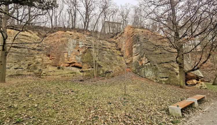 Lidem se uzavřela část Lobezského parku, město pracuje na zajištění stability pískovcové skály