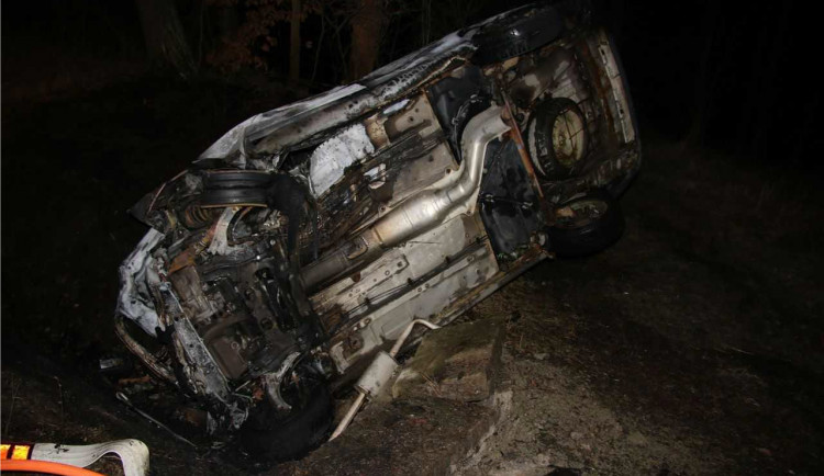 Uvnitř hořícího vozu zůstala po nehodě jedna osoba, hasiči už ji nedokázali pomoci