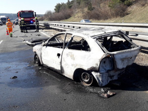 Po střetu dvou osobních automobilů na dálnici D5 jeden z vozů zcela shořel