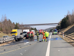 Po střetu dvou osobních automobilů na dálnici D5 jeden z vozů zcela shořel