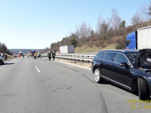 Po střetu dvou osobních automobilů na dálnici D5 jeden z vozů zcela shořel