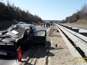 Po střetu dvou osobních automobilů na dálnici D5 jeden z vozů zcela shořel